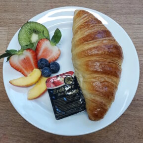 Croissant und Früchte